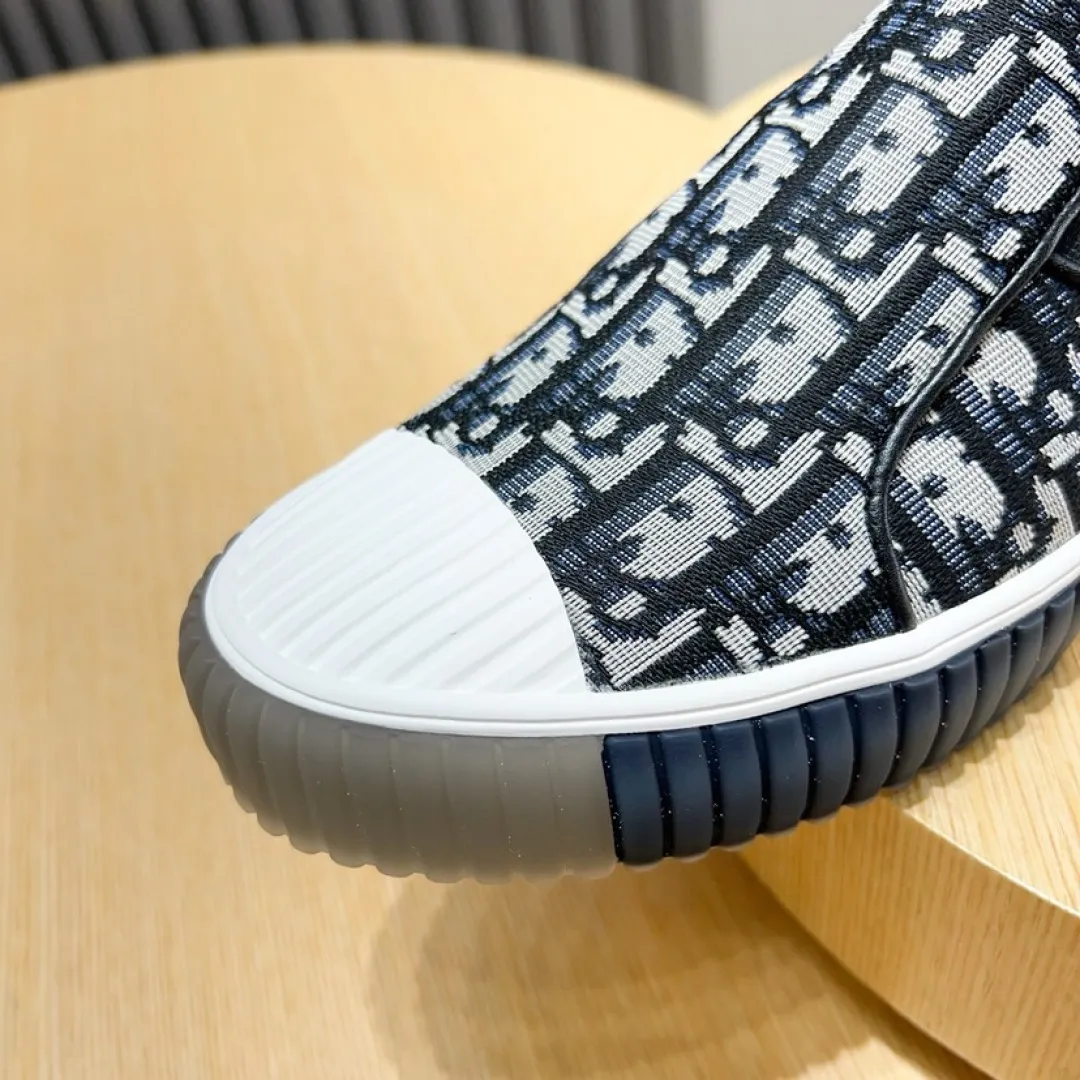 Men's men's shoes💰P400💰[DIOR] Dior's new slip-on shoes🆕Exclusive hot-selling items in stock✨Very comfortable on the feet, fine workmanship Material: Original fabric➕High-quality sheepskin lining + original wear-resistant outsole👍🏻Features: High-end and comfortable, purely handmade to create the perfect shoe that suits you best. Number of yards: 38–45
